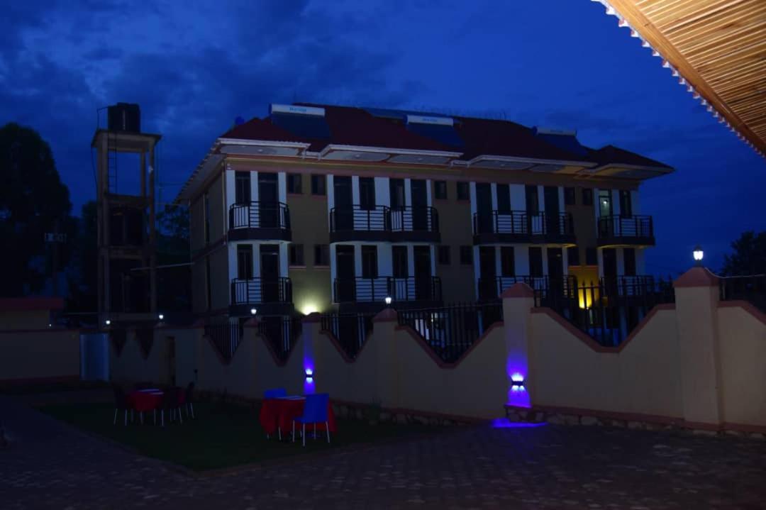 Golden View Hotel Ibanda מראה חיצוני תמונה