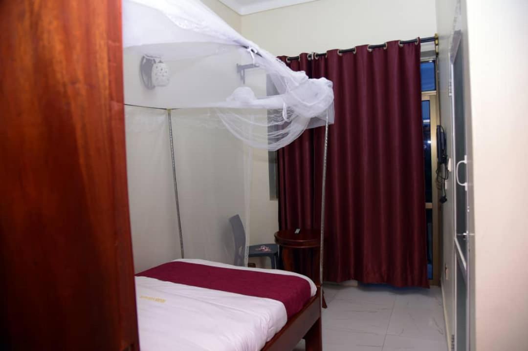 Golden View Hotel Ibanda מראה חיצוני תמונה