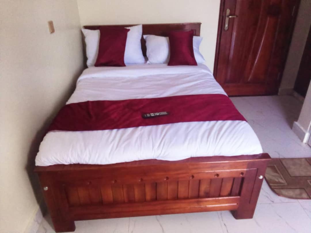 Golden View Hotel Ibanda מראה חיצוני תמונה